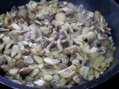 Fried mantar soğan ile