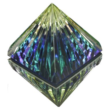 Renkli cam dekoratif piramit ve beyaz izole arkaplanda ayna yansıması