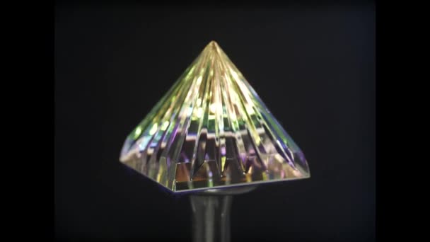 Rotação Vidro Colorido Pirâmides Decorativas Fundo Preto — Vídeo de Stock