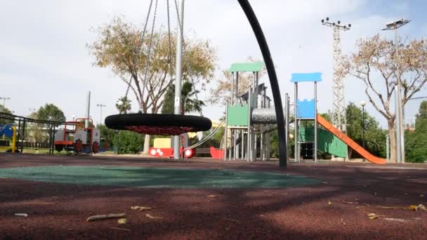 Complejo Parque Infantil Cubierto Con Alfombra Sintética Con Dispositivos Juego — Vídeo de stock