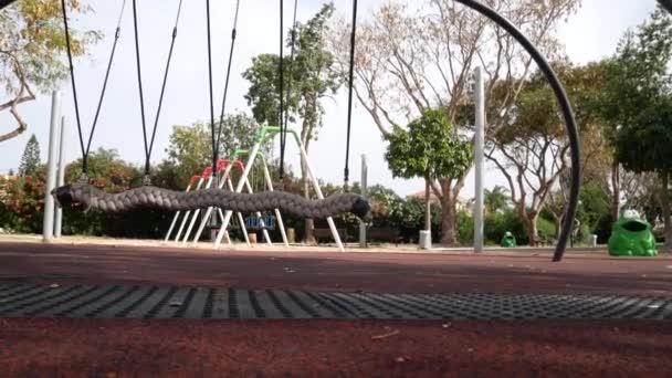 Complejo Parque Infantil Cubierto Con Alfombra Sintética Con Dispositivos Juego — Vídeo de stock