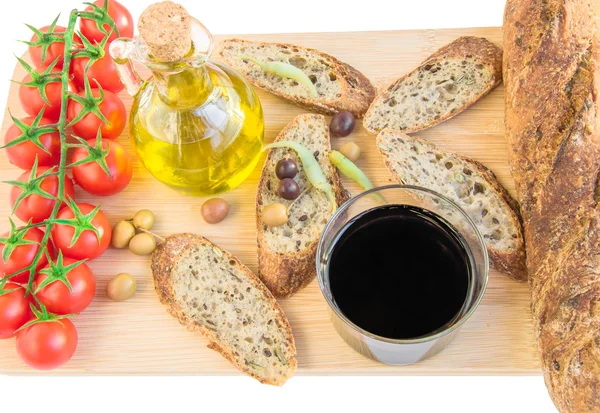 Tray with bread, olives, olive oil, glass of vine, tomatoes. — Stock Photo, Image