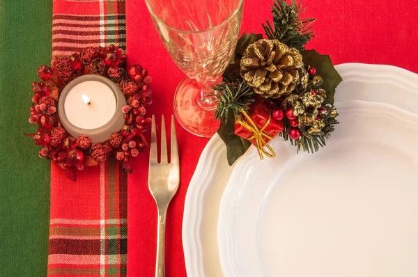 Feestelijke tafel met het branden van de kaars. Kerstthema. — Stockfoto