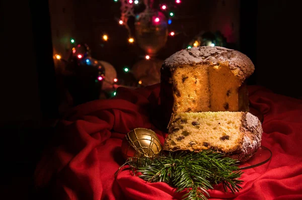 Παραδοσιακό σπιτικό panettone, γλυκό ψωμί για Χριστούγεννα και νέο έτος. Royalty Free Εικόνες Αρχείου