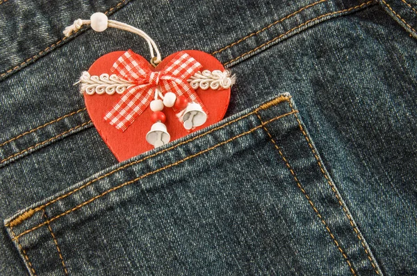 Джинсовая текстура с карманом и красным рождественским сердцем . — стоковое фото