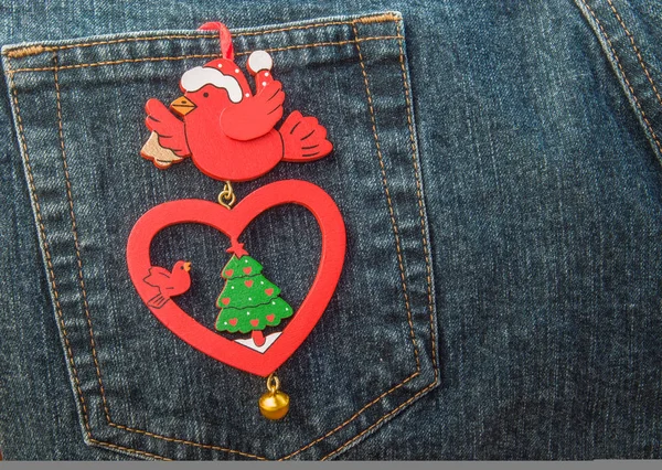 Рождественское украшение в стиле ретро висит на заднем кармане джинсов . — стоковое фото