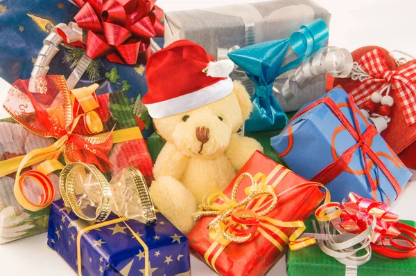 Close-up de ursinho com chapéu de Papai Noel e caixas de presente . — Fotografia de Stock