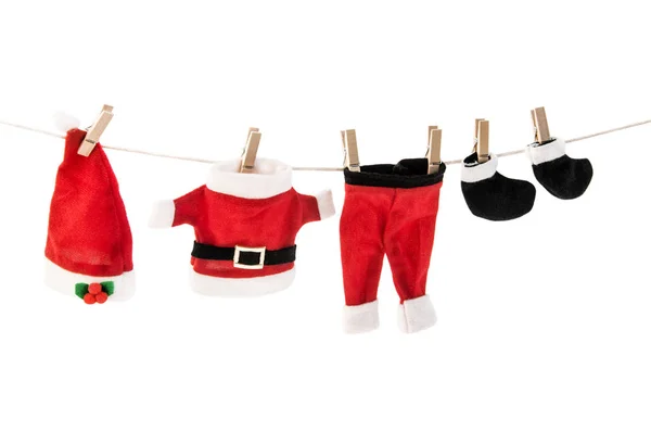 Праздничный костюм Санта Клауса висит на веревке . — стоковое фото