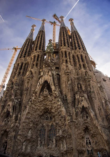 Facciata della Sagrada Familia, imponente cattedrale di Barcellona, Spagna . — Foto Stock