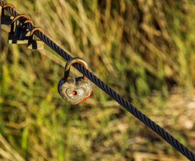 Sonsuz aşk sembolü olarak eski asma kilitler.