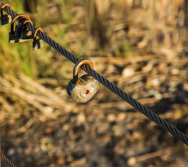 Eski paslı kilit sonsuzluk sembolü olarak seviyorum.