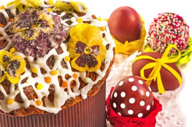 Şekerlenmiş çiçek ve pasch yumurta Paskalya kek.