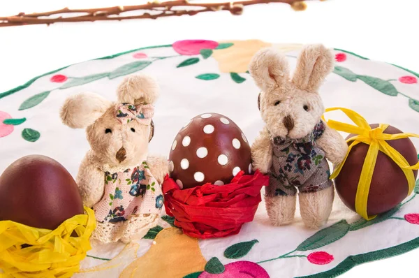 Easter composition with couple of  funny toy rabbits and eggs. — Stock Photo, Image