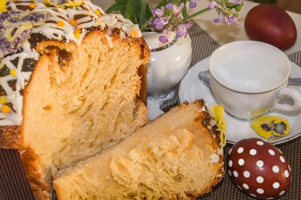 Tea time with typical Easter cake. — Stock Photo, Image