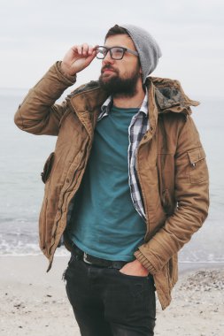 Şık sıcak giysiler içinde sakallı adam