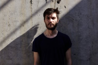 Mavi t-shirt yakışıklı sakallı adam 