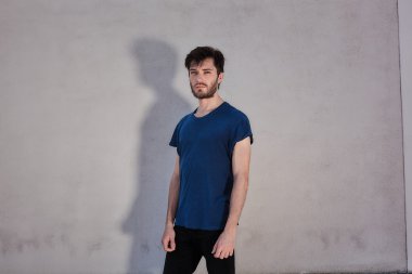 Mavi t-shirt yakışıklı sakallı adam 