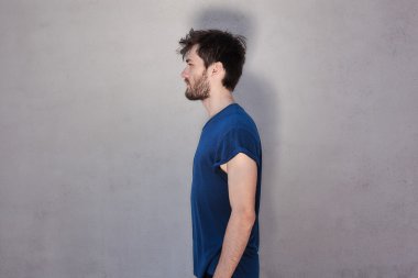 Mavi t-shirt yakışıklı sakallı adam 