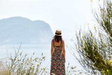 genç kadın elbise ve şapka 