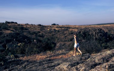 uçurumlarda yürüyen genç kadın