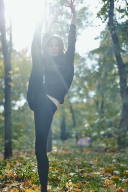 Genç kadın yerel parkta poz