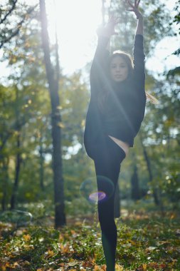 Genç kadın yerel parkta poz