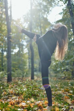 Genç kadın yerel parkta poz