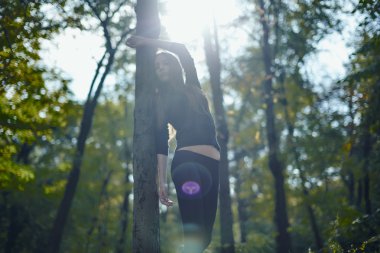 Genç kadın yerel parkta poz