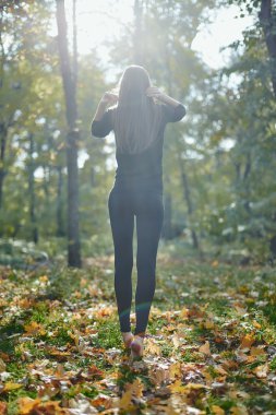 Genç kadın yerel parkta poz