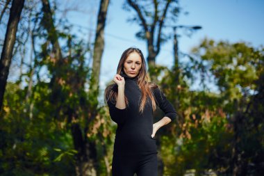 Genç kadın yerel parkta poz