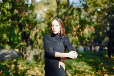 Genç kadın yerel parkta poz