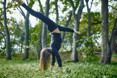 Genç kadın yerel parkta poz