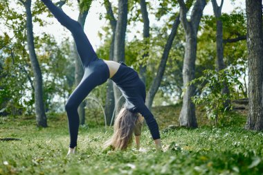 Genç kadın yerel parkta poz
