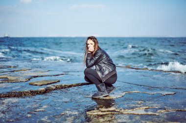 genç kadın kayalık sahil poz