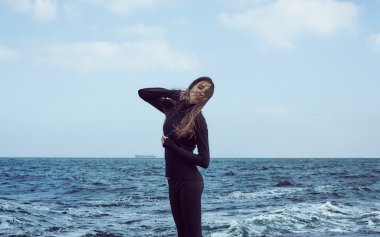 genç kadın kayalık sahil poz