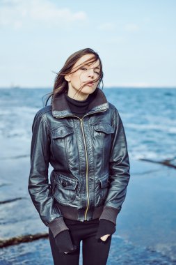 genç kadın kayalık sahil poz