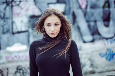 güzel kız dışında poz