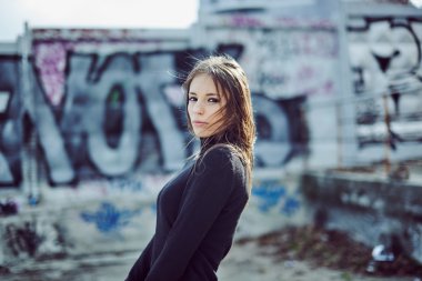 güzel kız dışında poz