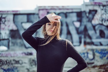 güzel kız dışında poz