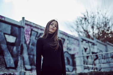 güzel kız dışında poz