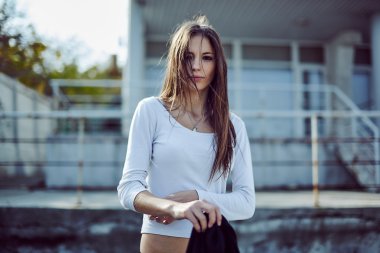 güzel kız dışında poz