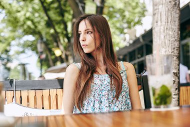 Kadın restoranda kokteyl içiyor. 