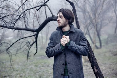 Denize yakın yürüyüş gri paltolu adam