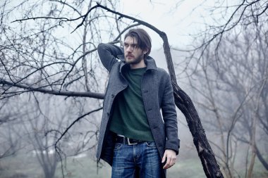 Denize yakın yürüyüş gri paltolu adam