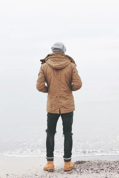 Hombre en ropa de abrigo con estilo — Foto de Stock