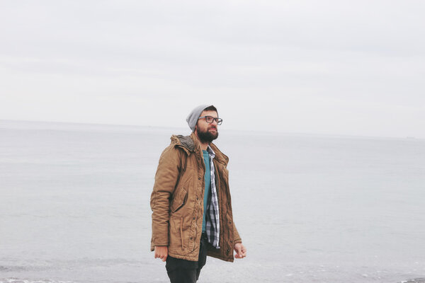 Бородатый мужчина в стильной теплой одежде

