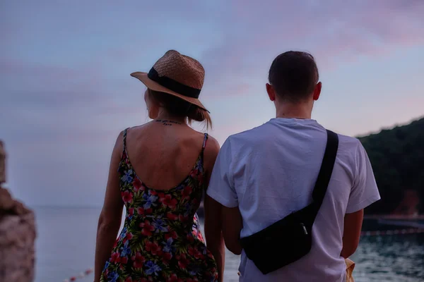 Paret tittar på solnedgången — Stockfoto
