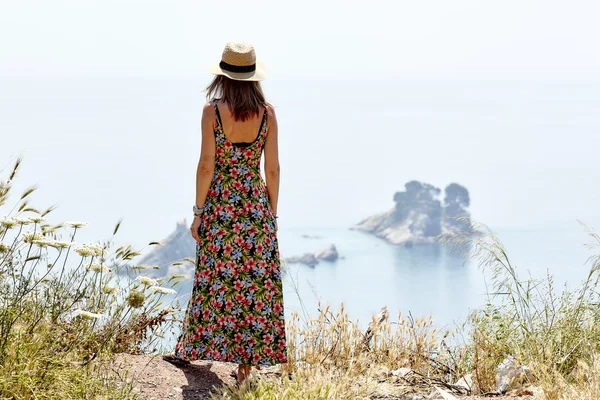 Mujer joven en vestido y sombrero —  Fotos de Stock