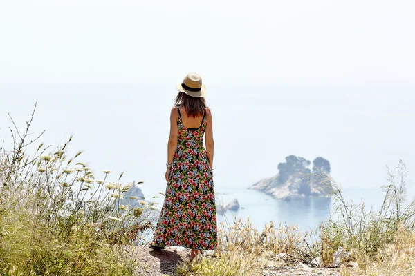 Mujer joven en vestido y sombrero —  Fotos de Stock