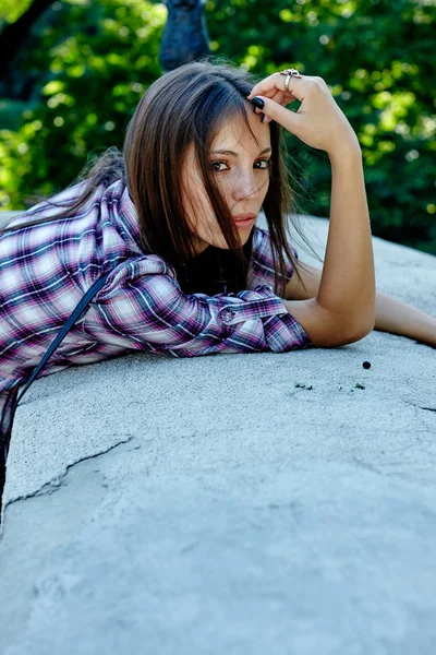 Linda jovem mulher com cabelo comprido — Fotografia de Stock